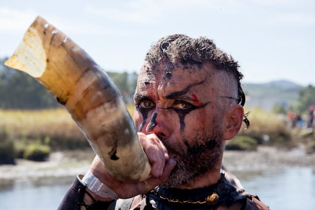 Modern renactment of a viking using a blow horn.